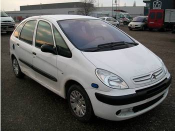 Citroen MPV, fabr.CITROEN, type PICASSO, 2.0 HDI, eerste inschrijving 01-01-2006, km-stand 136.700, chassisnr VF7CHRHYB25736940, AIRCO, alle documenten aanwezig - Лек автомобил