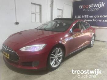 Tesla 70D Base - Лек автомобил