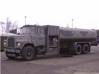 MACK DM492S - Камион цистерна
