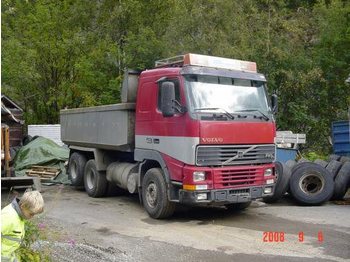 VOLVO  - Камион с брезент