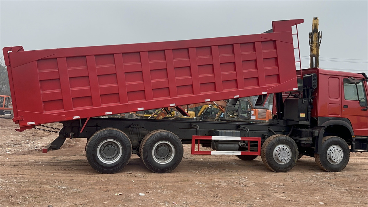 Самосвал камион За превоз на тежка техника SINOTRUK HOWO 420 Dump Truck 8x4: снимка 10