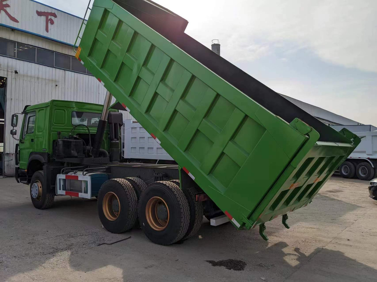 Самосвал камион SINOTRUK HOWO 6x4 drive tipper lorry China 10 wheeler dump truck with bumper: снимка 7