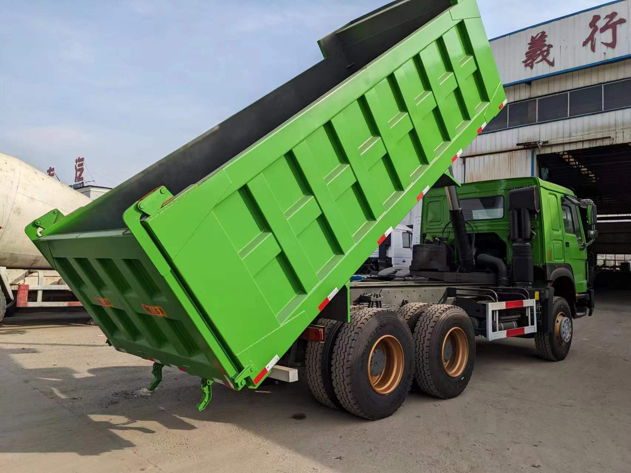 Самосвал камион SINOTRUK HOWO 6x4 drive tipper lorry China 10 wheeler dump truck with bumper: снимка 6