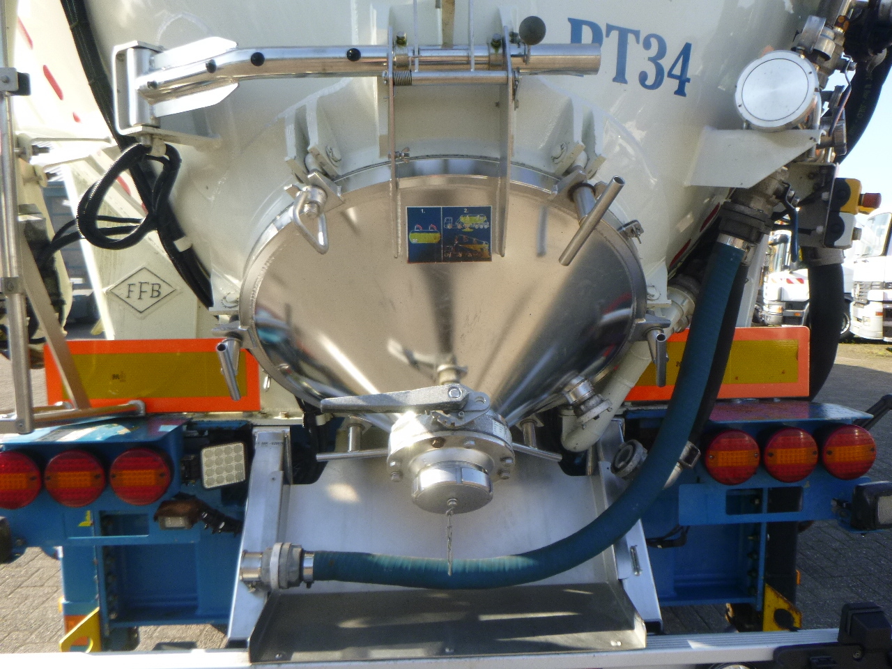 Полуремарке цистерна За превоз на брашно Feldbinder Powder tank alu 60 m3 / Compressor diesel engine.: снимка 11