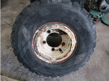  JOHNSTON SWEEPER TYRE 225/75/R10 5 STUD 20 PLY RATING, 12cm Centres, 25mm STUD HOLES - Гума