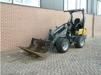 Giant G2200E - Колесен товарач