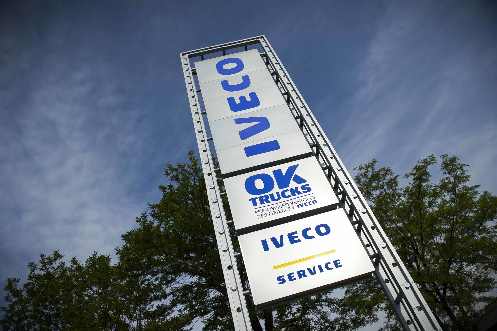 IVECO OK TRUCKS Piacenza undefined: снимка 2