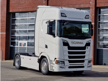 Влекач SCANIA