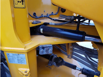 Колесен товарач JCB 427 ZXT4: снимка 5