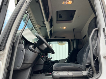 Interior photo 1: Камион с брезент Mercedes-Benz Antos 1840 L 4x2 Antos 1840 L 4x2, Aufnahme für Mitnahmestapler
