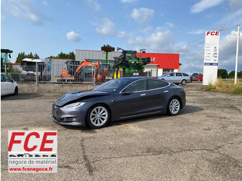 Лек автомобил TESLA