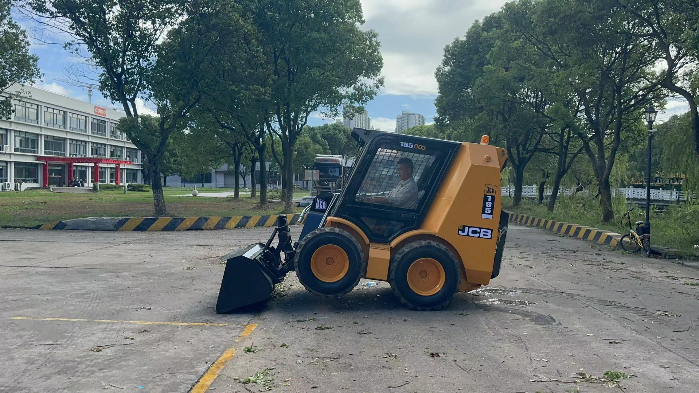 Мини челен товарач JCB ROBOT 185