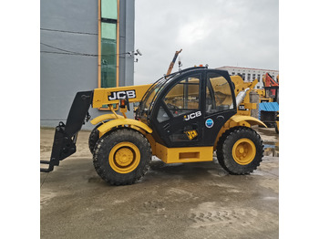 Телескопичен товарач JCB