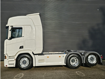Interior photo 1: Влекач Scania R580 / V8 6X2 / RETARDER / FULL AIR