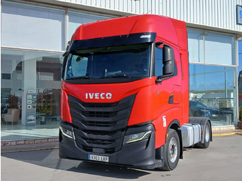 Влекач IVECO