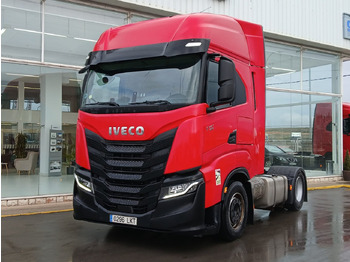 Влекач IVECO