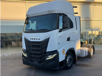 Влекач IVECO