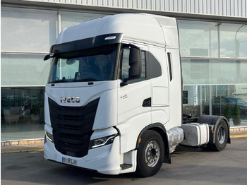Влекач IVECO