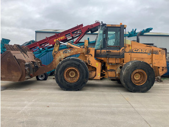 Колесен товарач CASE