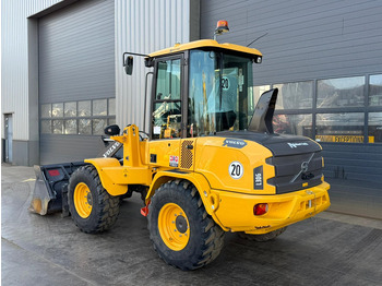 Колесен товарач Volvo L30G: снимка 3