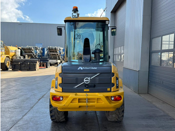 Колесен товарач Volvo L30G: снимка 4