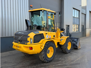 Колесен товарач Volvo L30G: снимка 5