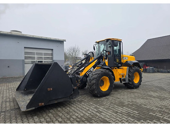 Колесен товарач JCB