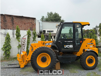 Телескопичен товарач JCB