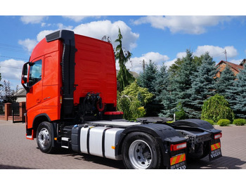 Влекач Volvo FH 4 EURO 6 GLOBETROTTER NISKI PRZEBIEG PEŁEN SERWIS: снимка 3
