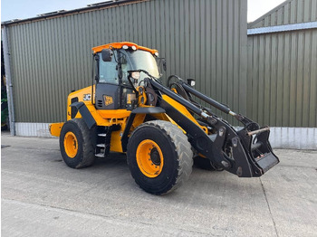 Компактен товарач JCB