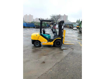 Дизелов мотокар Komatsu FD30: снимка 2