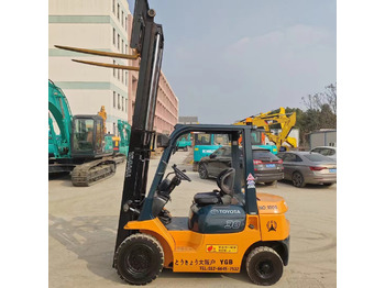 Дизелов мотокар TOYOTA FD30: снимка 2