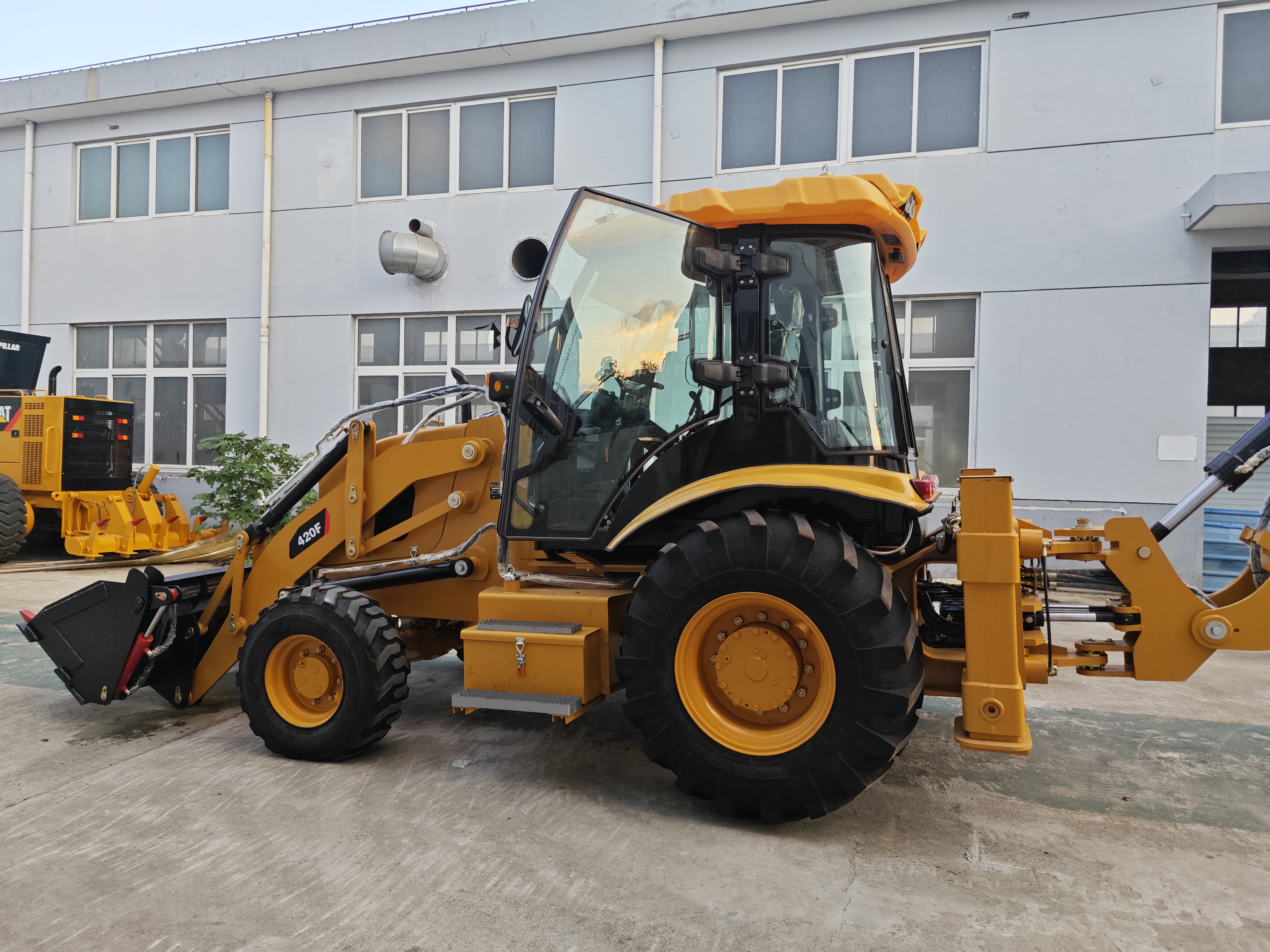 Багер-товарач CATERPILLAR 420F