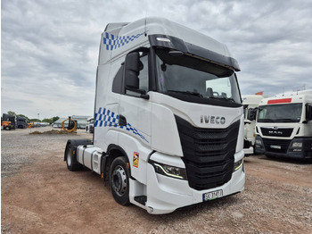 Влекач IVECO