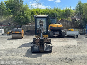 Мини багер 2011 Cat 301.8 minigraver m/Smalskuffe og hydraulisk pusseskuffe: снимка 3