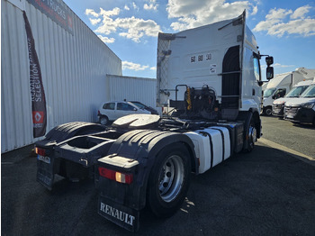 Влекач RENAULT