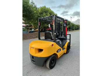 Дизелов мотокар New arriver second hand Komatsu FD30 forklift with good performance cheap used forklift for sale: снимка 2