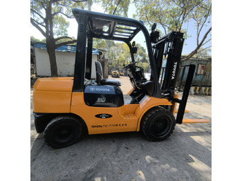 Дизелов мотокар Toyota FD30 Forklift: снимка 3