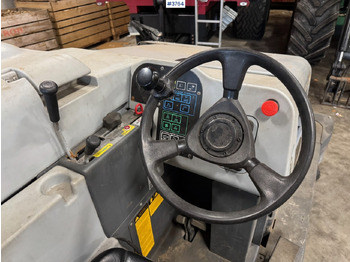 Професионална метачна машина 2012 Nilfisk CR 1200 broom and sweeper: снимка 4 Професионална метачна машина 2012 Nilfisk CR 1200 broom and sweeper: снимка 4