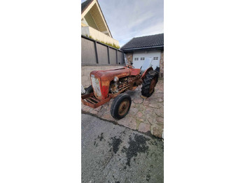 Трактор MASSEY FERGUSON 1000 series