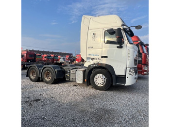 Влекач SINOTRUK HOWO