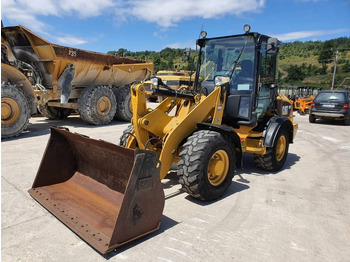Колесен товарач CATERPILLAR
