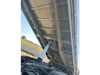 Самосвал камион MAN TGA 33.390: снимка 4 Самосвал камион MAN TGA 33.390: снимка 4