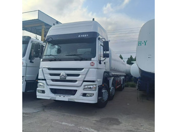 Камион цистерна SINOTRUK HOWO
