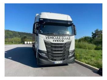 Влекач IVECO S-WAY