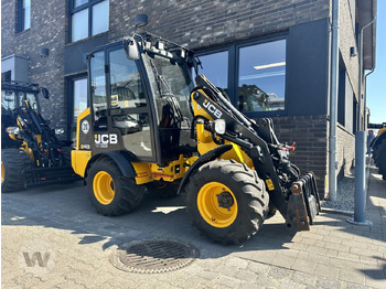 Компактен товарач JCB