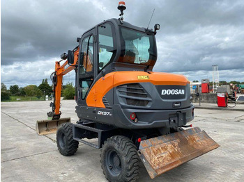 Колесен багер Doosan DX57W: снимка 2
