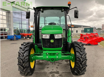 Трактор John Deere 5067E: снимка 3