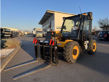Телескопичен товарач JCB