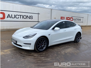 Лек автомобил TESLA